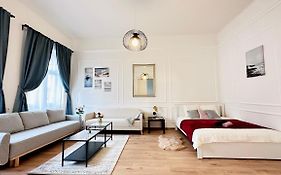 Jozsef 18 Apartment - 5 Mins To New York Cafe